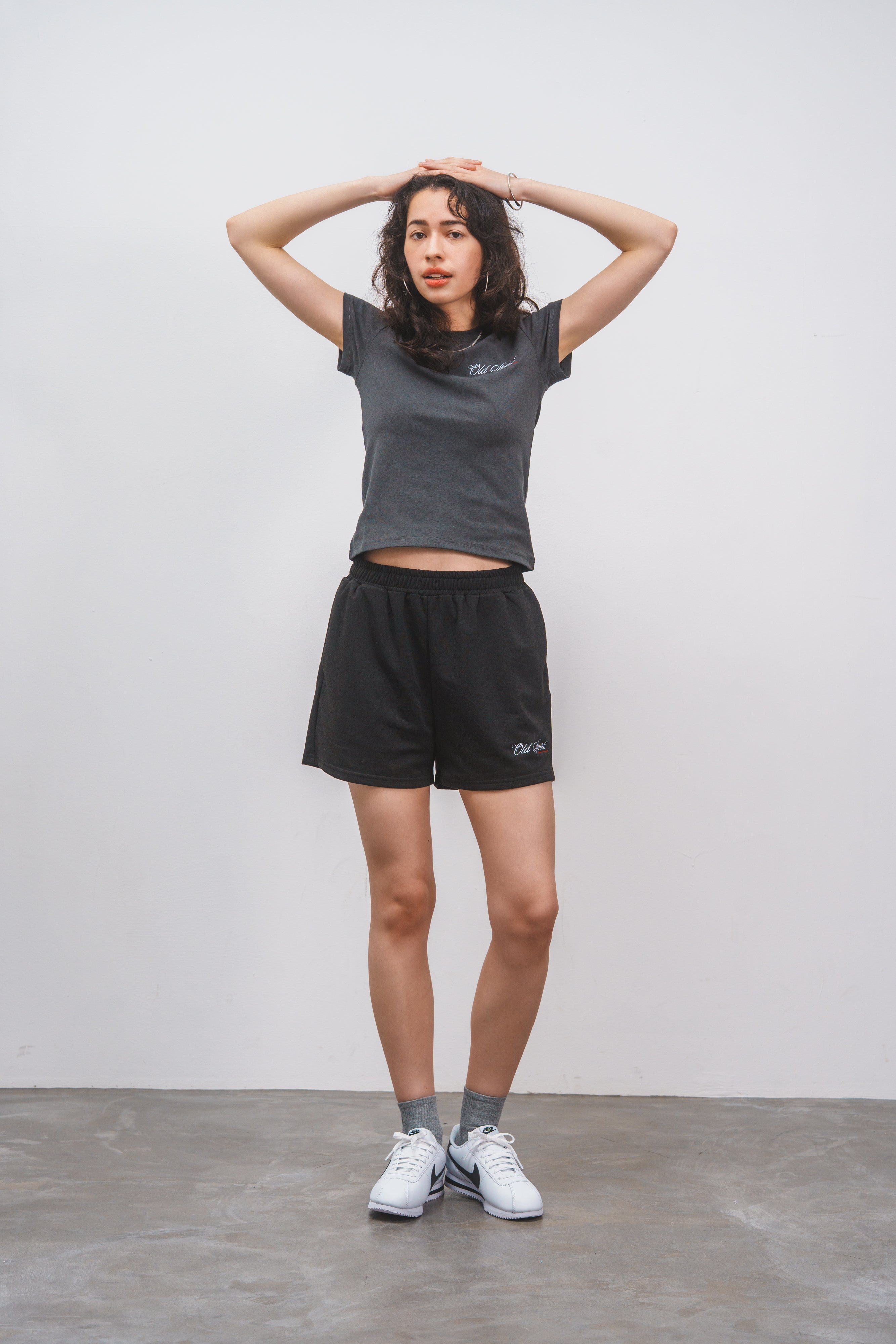 Old Sportロゴ刺繍Tシャツ CHARCOAL