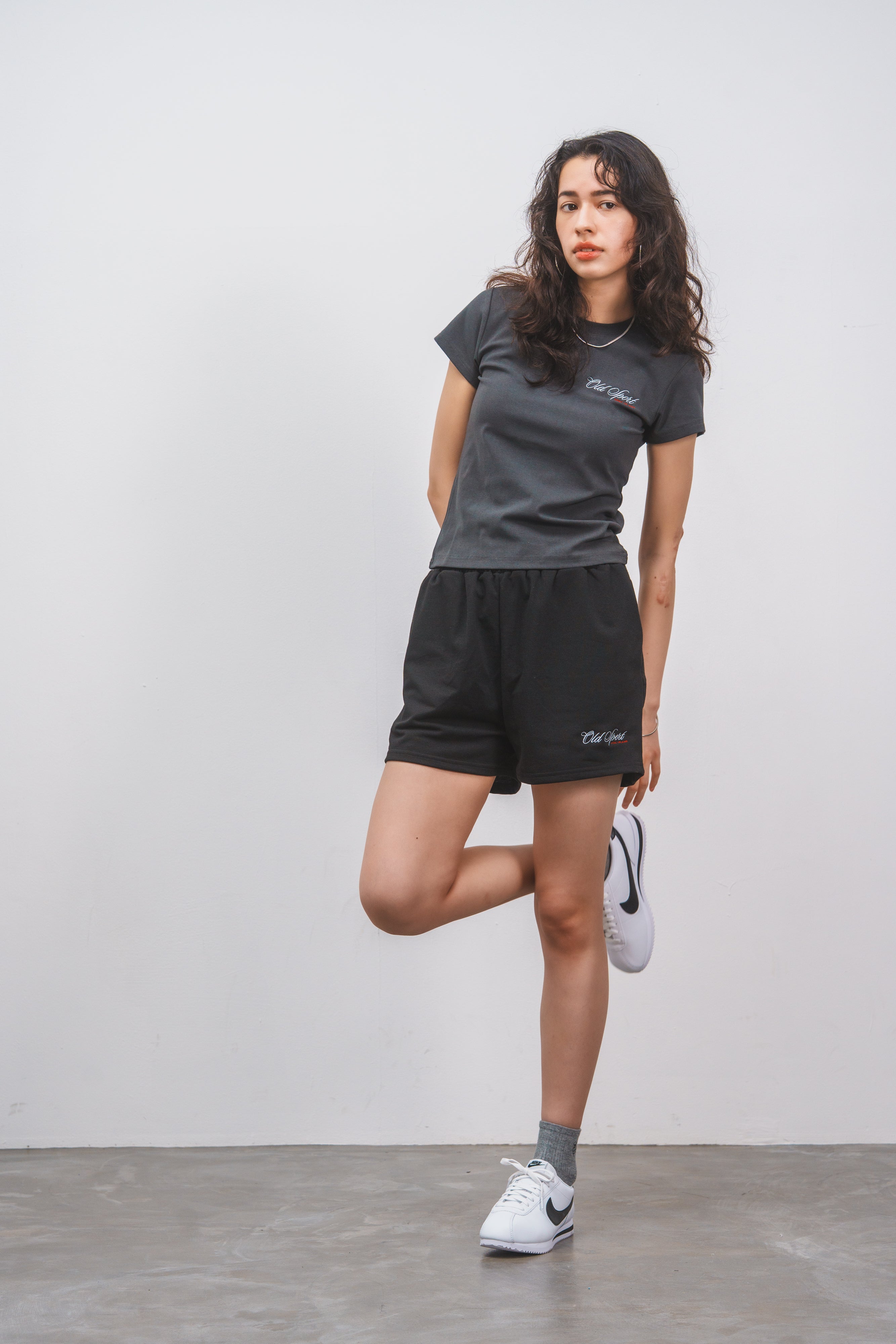 Old Sportロゴ刺繍Tシャツ CHARCOAL