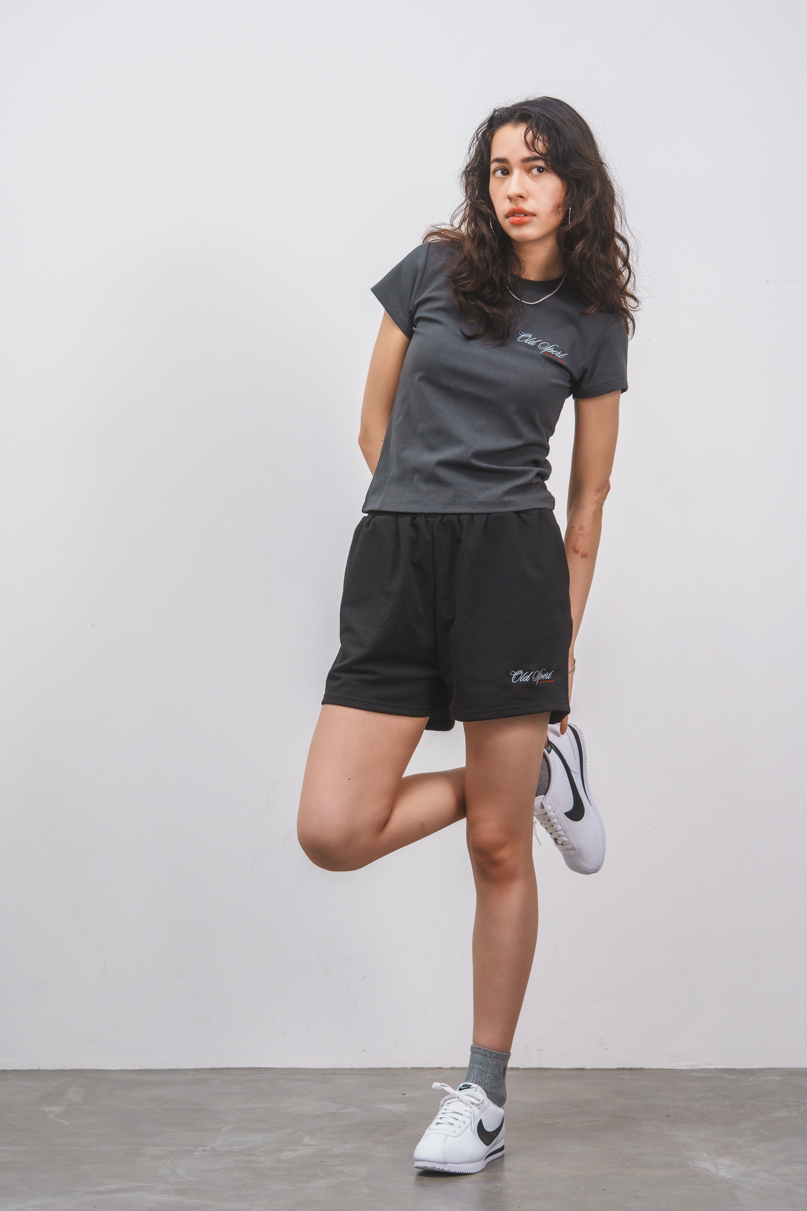 Old Sportロゴ刺繍Tシャツ CHARCOAL