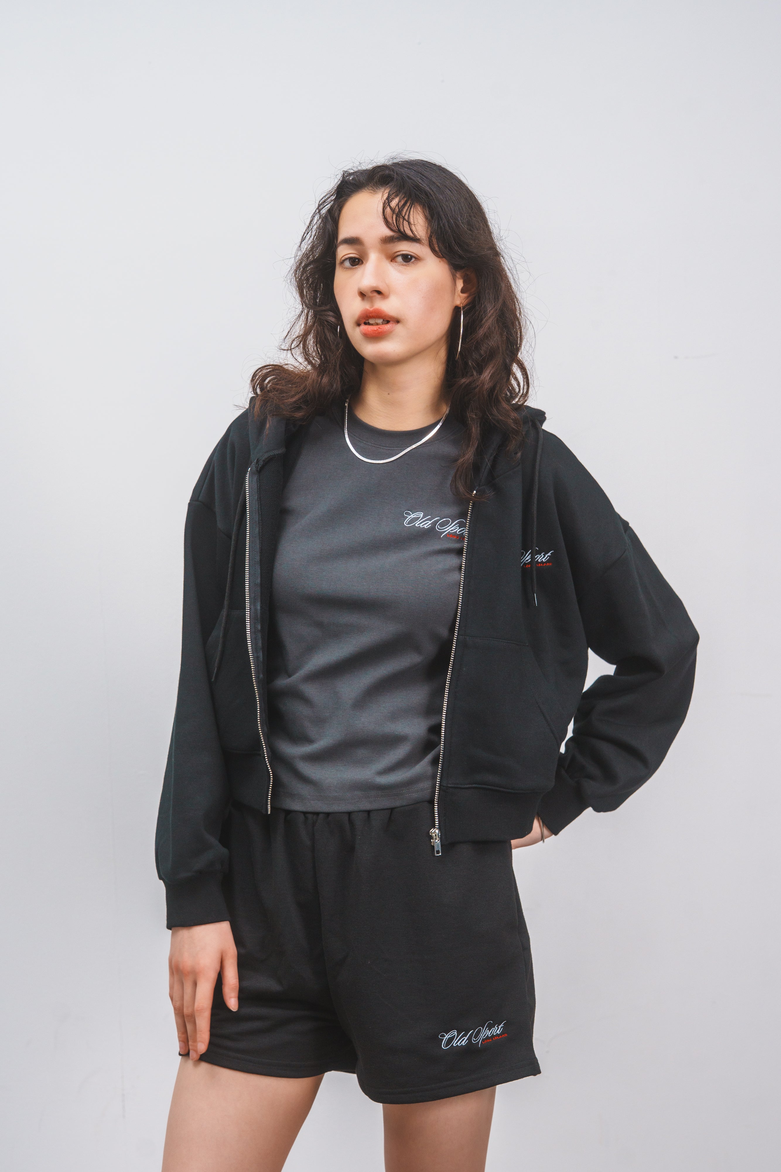 Old Sportロゴ刺繍Tシャツ CHARCOAL