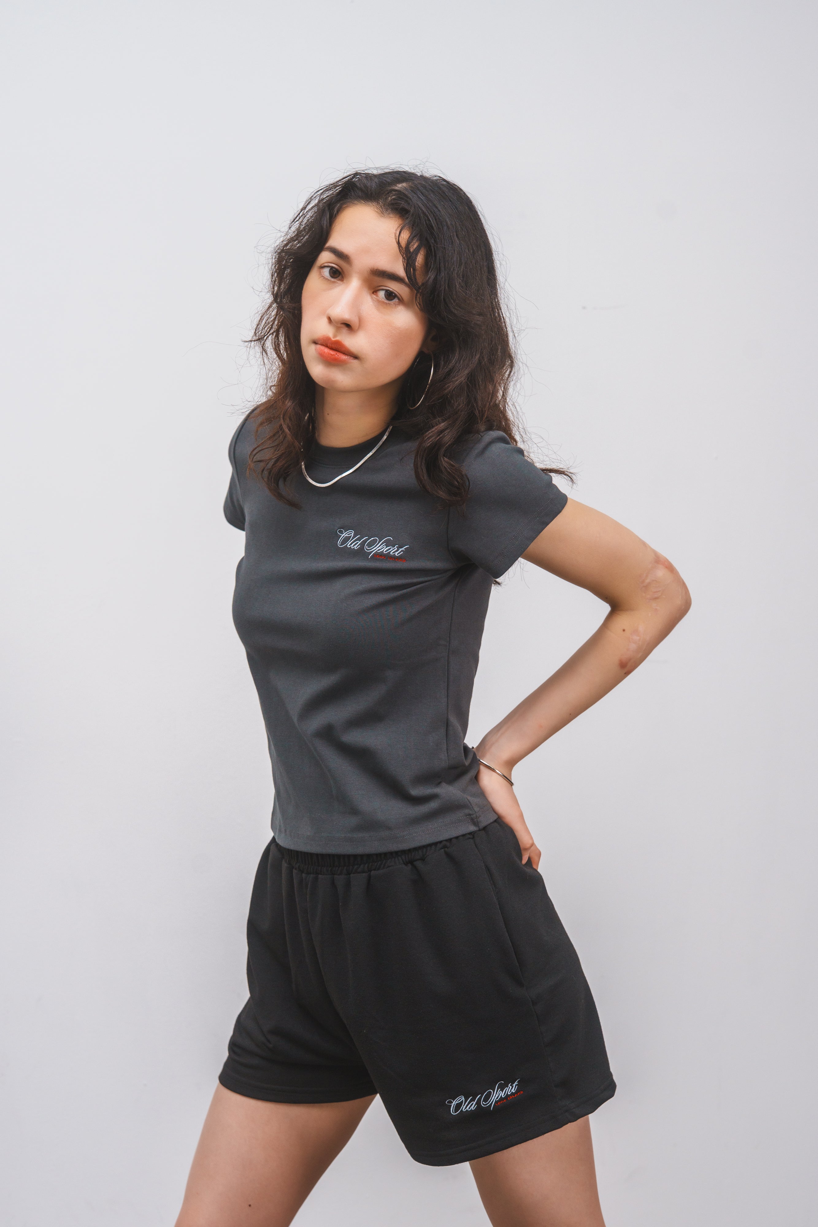 Old Sportロゴ刺繍Tシャツ CHARCOAL
