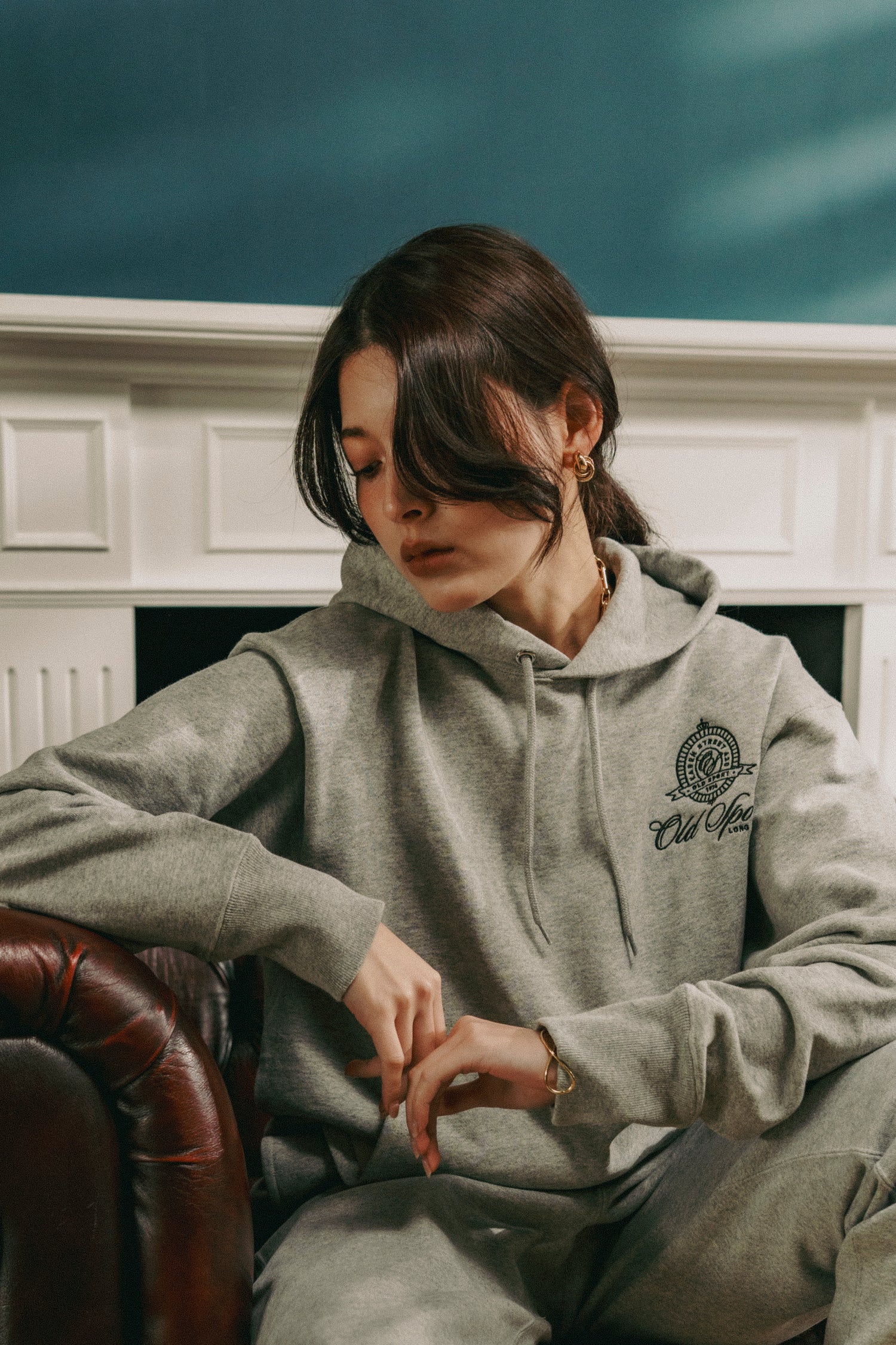 エンブレムフーディー　GRAY